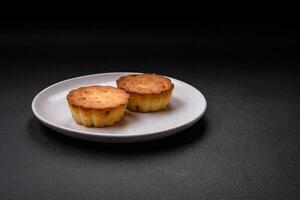 délicieux cuit petit gâteau ou tartelette avec fromage et raisins secs photo