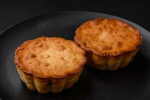 délicieux cuit petit gâteau ou tartelette avec fromage et raisins secs photo