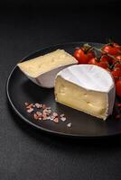 délicieux Frais Brie fromage dans le forme de une mini tête avec Cerise tomates photo