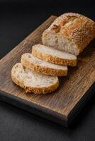 croustillant blé farine baguette avec sésame des graines sur une en bois Coupe planche photo