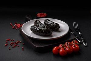 délicieux noir du sang saucisse ou noir pudding avec épices et herbes photo