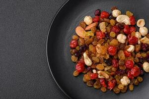 mélanger de rôti noix de cajou, noisettes et noix avec séché canneberges et raisins secs photo