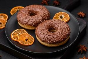 délicieux Chocolat vitré Donut saupoudré avec Chocolat frites photo