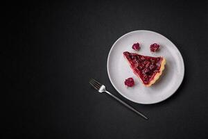 délicieux parfumé sucré tarte avec Cerise baies sur une céramique assiette photo