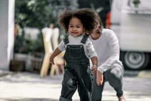 bambin apprendre et grandir chaque journée avec orientation et soutien de Parents comme elle entraine toi saisir objets et développement marche, fonctionnement compétences. Parents prendre se soucier de physique, émotif Besoins de enfant. photo