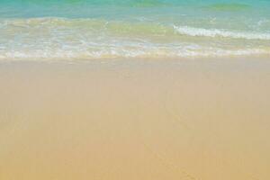 magnifique sablonneux plage et doux bleu océan vague. été Contexte concept photo