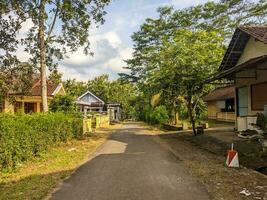 une vue de une pays route dans blitar, Indonésie photo