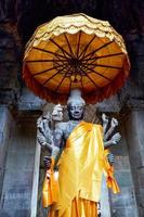 Statue de shiva multi main au temple d'Angkor Wat à Siem Reap, Cambodge photo