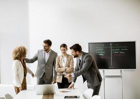 personnes collaborant à une réunion photo