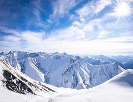 Superbe vue panoramique sur les montagnes du Caucase blanc photo