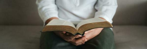 femme mains prier à Dieu avec Bible. mendicité pour le pardon et croyez dans bonté. Christian la vie crise prière à Dieu. prier pour Dieu bénédiction à souhaitant avoir une mieux vie. bannière avec fond photo