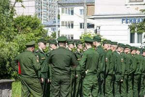 égoryevsk. 2019-06-02, Jeune combattants dans militaire uniformes sont en train de préparer pour le serment. le serment de Jeune les mecs dans le rangs de le russe armée. photo