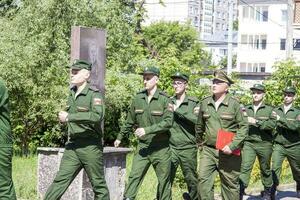 égoryevsk. 2019-06-02, Jeune combattants dans militaire uniformes sont en train de préparer pour le serment. le serment de Jeune les mecs dans le rangs de le russe armée. photo