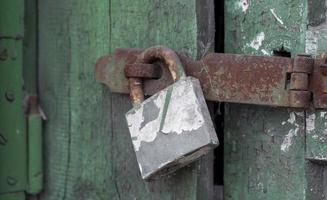 Old vintage lock sur une porte en bois photo