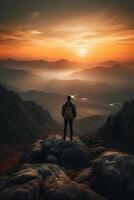 une homme est permanent sur une Montagne. ai génératif photo