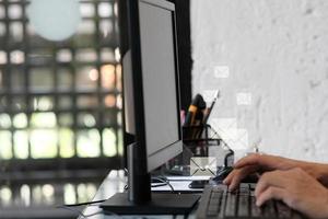 homme utilisant un ordinateur portable et un concept de données numériques de gestion photo