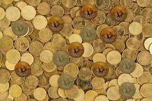 Pièces de crypto-monnaie sur table et concept de monnaie numérique