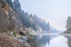 Paysage d'automne et falaise de pierre rouge de la rivière Gauja Lettonie Europe photo