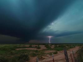 coup de foudre sous des nuages d'orage chargés de grêle photo