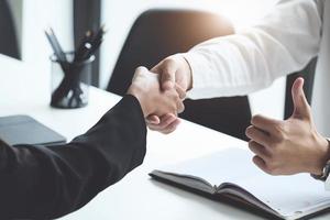 de jeunes hommes d'affaires collaborent avec des partenaires pour augmenter leur réseau d'investissement dans les entreprises afin d'améliorer la qualité le mois prochain dans leur bureau. concept d'accord. photo