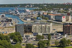 Vue de la ville et du port de la ville de Tallinn en Estonie photo