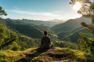 une la personne méditer sur Haut de une colline, surplombant une vaste paysage de montagnes et forêt. ai génératif photo