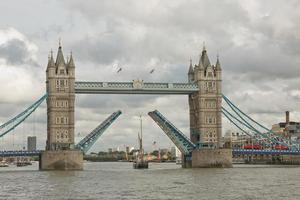 Tower Bridge dans la ville de Londres, ce pont emblématique a ouvert ses portes en 1894 et est utilisé par quelque 40000 personnes par jour