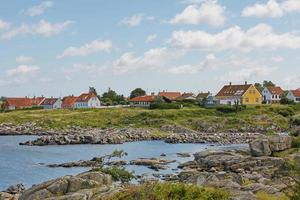 Petit village de svaneke sur l'île de Bornholm au Danemark photo