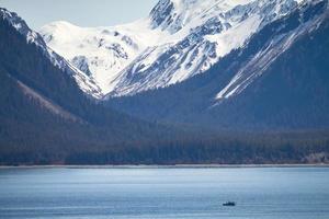 petit navire dans la grande nature sauvage de l'Alaska photo