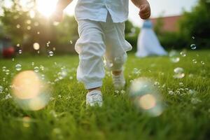 une proche - en haut de gros bulles, flou Contexte de une enfant jambes portant blanc vêtements et fonctionnement autour sur le pelouse. ai génératif photo