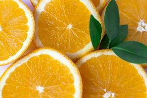 Couper Orange sur une blanc Contexte. Naturel Orange fruit avec Couper tranches. vitamine c. photo