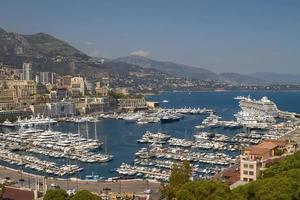 Vue sur les yachts du port et les zones résidentielles de Monte Carlo Monaco photo