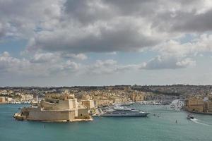 Vue sur la vieille ville et son port de La Valette à Malte