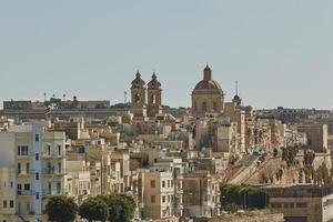 Vue d'une zone côtière et du centre-ville de La Valette à Malte photo