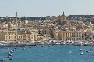 Vue d'une vieille ville et zone portuaire de La Valette à Malte