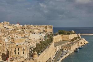 Vue d'une zone côtière et du centre-ville de La Valette à Malte photo