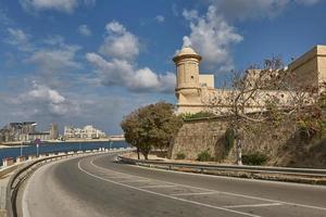 Route menant le long du littoral à La Valette à Malte