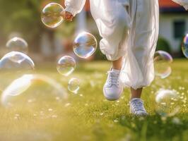 une proche - en haut de gros bulles, flou Contexte de une enfant jambes portant blanc vêtements et fonctionnement autour sur le pelouse. ai génératif photo