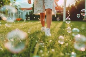 une proche - en haut de gros bulles, flou Contexte de une enfant jambes portant blanc vêtements et fonctionnement autour sur le pelouse. ai génératif photo