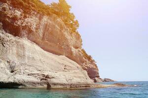 paysage de montagnes rocheuses naturelles de turquie au-dessus de l'eau de mer bleue photo