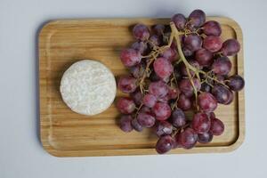 Camembert fromage et grain de raisin fruit sur table photo