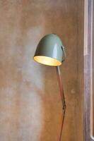 une lampe dans Accueil contre blanc mur photo