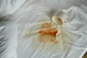 tasse de café déversé blanc lit photo