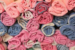 tissus colorés, couvre-lits et foulards aux différents motifs orientaux. photo