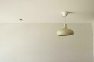 gris plafond lampe pendaison dans une pièce , photo