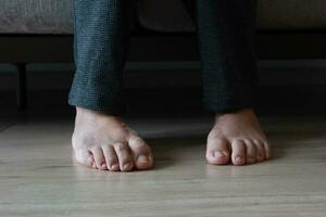 gros plan des pieds de femmes avec gonflement photo