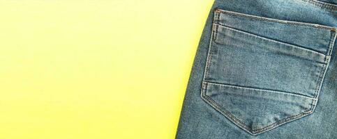 retour les poches de bleu jeans sur Jaune Contexte. bannière photo
