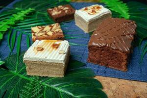 vue de dessus de table à dessert sur parquet décoré de feuilles photo