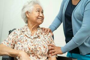 soignant Aidez-moi asiatique personnes âgées femme patient avec aimer, se soucier, encourager et empathie à allaitement hôpital, en bonne santé fort médical concept. photo