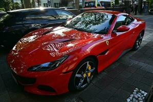 milano marittima, Ravenne province, Italie mai 06, 2023. marque Nouveau Ferrari modèle Portofino m garé à marepineta station balnéaire, dans mima, Italie. photo